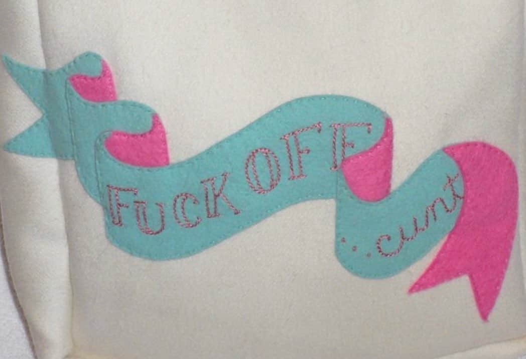 オランピアルタンのインスタグラム：「Felt appliqué with silk thread chain stitch embroidery on double face cashmere. Yes, this is a bag I once made, sadly I no longer have it. 💕」