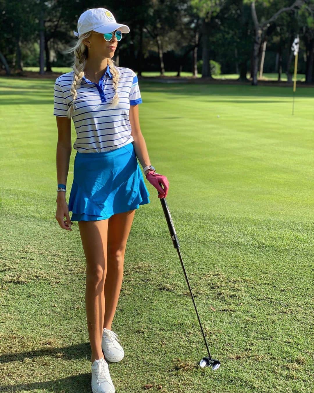 Elise Lobbのインスタグラム：「Swipe👉🏼 to see a picture of me in a snake pit !!!! 😮🏌🏼‍♀️⛳️💙🤍  #golf」