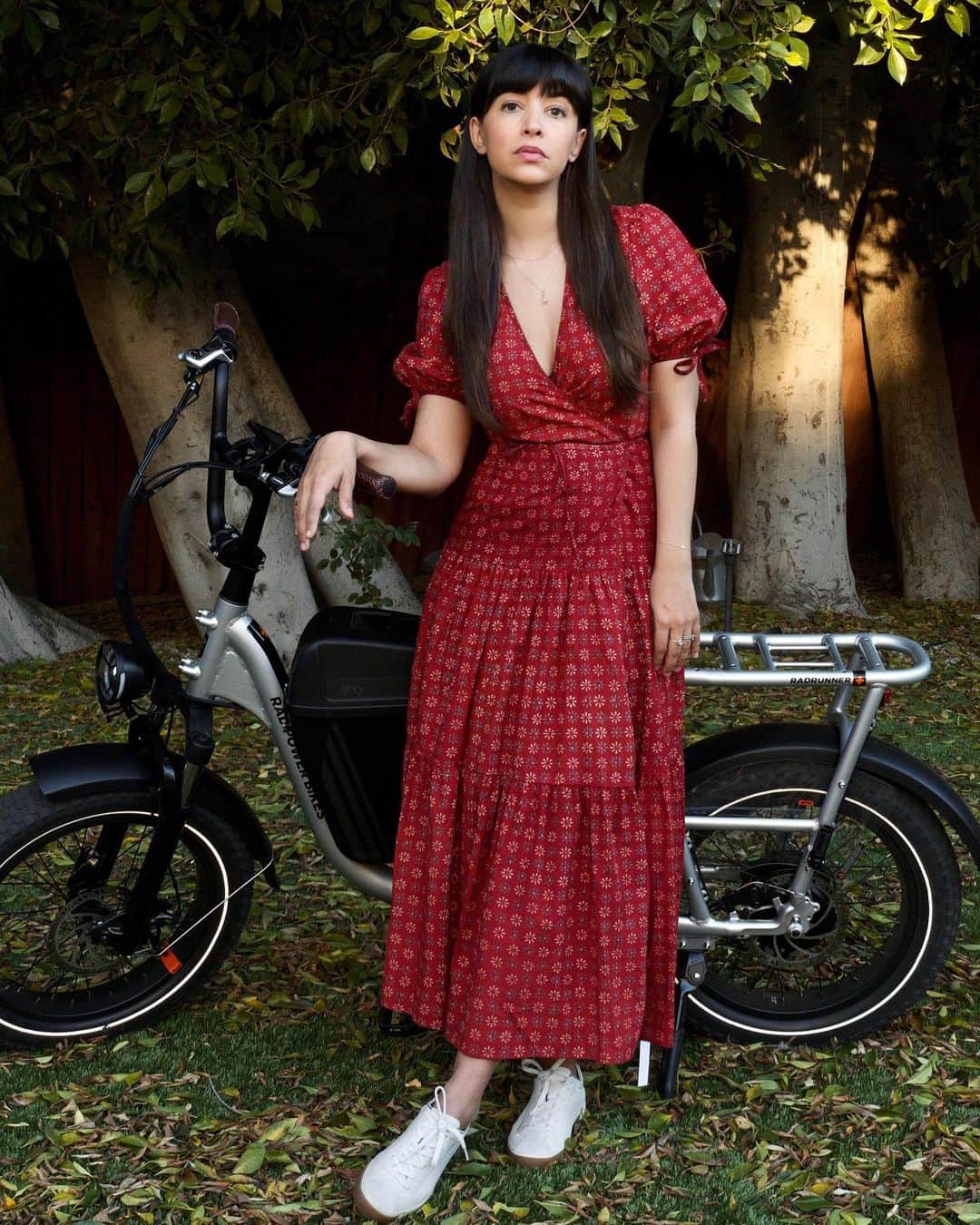 ハンナ・シモンのインスタグラム：「I have never owned a bicycle. True story. But I have always wanted one.. it would help me put down my phone and get outside. So I made it my mission to find my perfect bike. After a ton of research... I finally found her! The RadRunner Plus from @RadPowerBikes! She is gorgeous. She is such a smooth ride. Best of all, she allows me to ditch my car and have a more energy efficient way of exploring the city. The customer service team has been so wonderful helping me choose the bike that is best for me that I gifted bikes to my entire family! Such a forever fan. I love you my sweet new bike! #RideRad (link is in my bio 🚲❤️) #sponsored」
