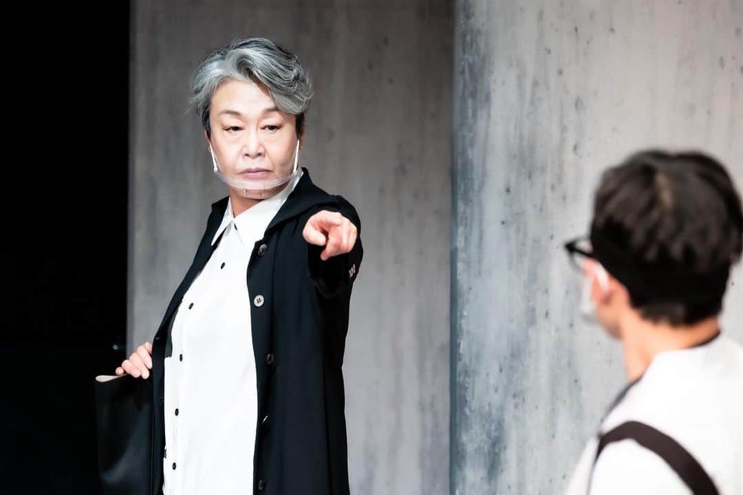 山口森広のインスタグラム：「女『あなた！』 男『え、僕ですか？』 女『配信見てないでしょ？』 男『え、あ、はい』 女『なんてこと！？27日まで見放題！特典の公開　ダメ出しは24日までなのよ？』 男『マ、マジすか？』 女『三千円よ！安いわよ！この人差し指で、ワンクリックよ！ポチよっ！』 男『そいつは買わなきゃだ！』 女『この人差し指、使いなさい』  ↓どうぞ↓ https://passmarket.yahoo.co.jp/event/show/detail/017srjynjed11.html  #ONEOR8 #グレーのこと2021 #グレーのこと #配信 #公開ダメ出し #評判良いよ #みてみてみてーん」