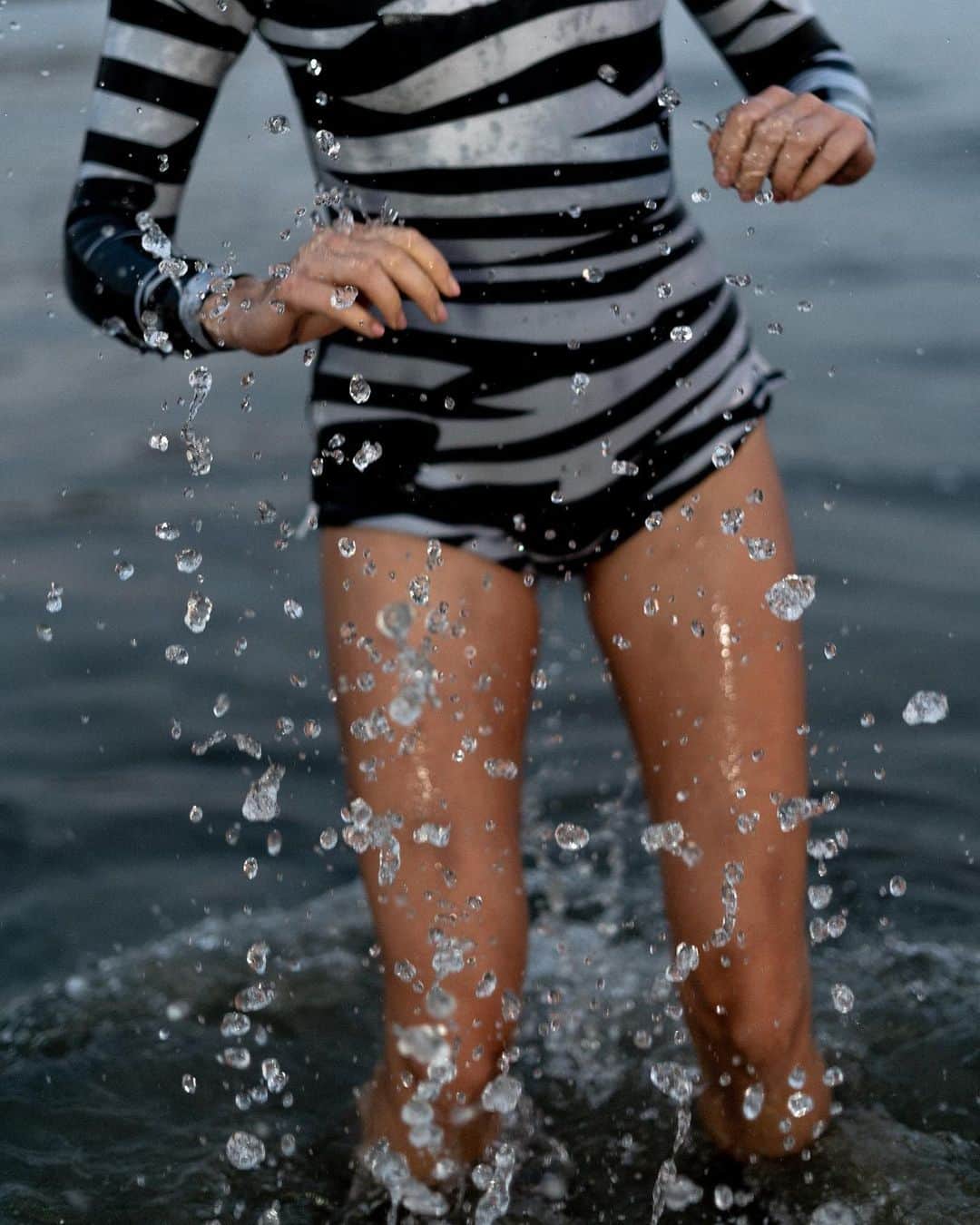 シンシア ローリーのインスタグラム：「The shark deterrent wetsuit! We designed this suit to mimic the poisonous Lionfish.」