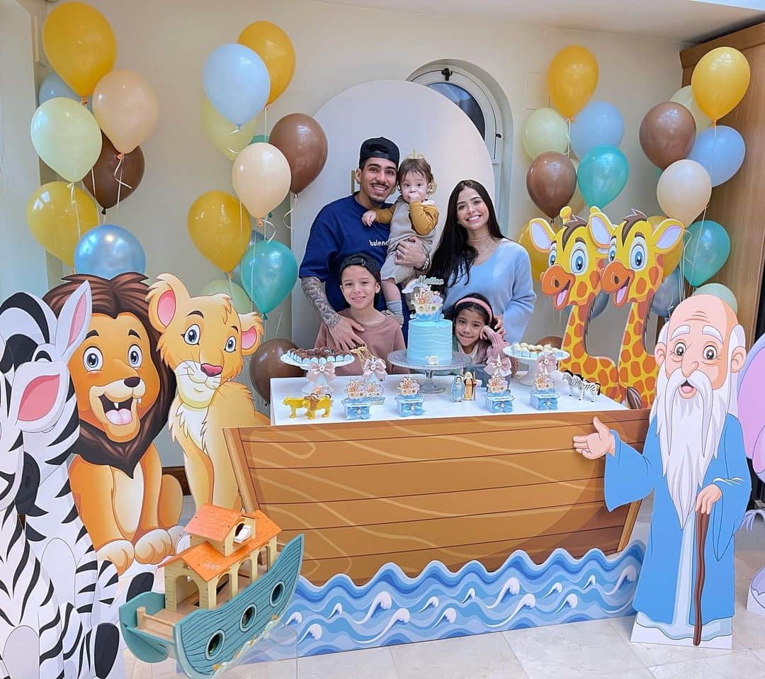 のインスタグラム：「Feliz aniversário Biondino...Pra você que chegou para completar nossa família e trazer ainda mais felicidade para nossa casa !! Papai te ama caçulinha ❤️🎊🎉🎁」