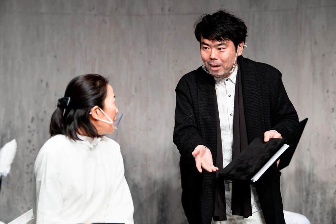 山口森広のインスタグラム：「男『配信いかがですか？これねー、27日まで見放題なんですよぉ』 女『み、見放題？』 男『そう！何と、特典で公開ダメ出しもあるんです！』 女『え！公開されてるの？すごい！』 男『ですよね、どこもやってません！これね、役者はみんな嫌ぁな気持ちなんです。それも覚悟の上の公開ダメ出しです。こちら、観れるのは24日まで！なんと明後日までなんです！』 女『え！時間ない！か、買います！』 男『ありがとうございます！お買い上げ〜〜！！』  皆さま、この機会に是非よろしくお願いします。  ↓配信はこちらから↓ https://passmarket.yahoo.co.jp/event/show/detail/017srjynjed11.html  #ONEOR8 #グレーのこと2021 #グレーのこと #配信」