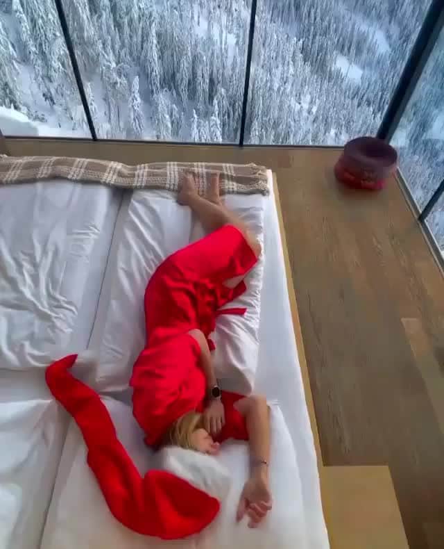 2.8 Milllon CAKESTERS!のインスタグラム：「Follow @top_luxuries and explore amazing locations and luxuries from around the world!⁠ .⁠ .⁠ Epic room views in Austria. 😍 Tag a friend you would like to stay here with! 🎥 @piet_flosse」