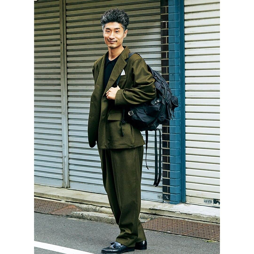 のインスタグラム：「【小さいバッグ、やめてみた】おしゃれな大人のバッグの中身〜タイタイの大容量バックパック編  リモートワークが主流の今、PCがらくらく入るバッグを使う人が増えているらしい。figure inc. ディレクターの早川さんは大容量バックパックを愛用中。中には何が入っている!?  詳しくはWEBUOMOで！  #uomo #uomo_magazine #webuomo #タイタイ #早川雄介 #ATHA #アタ #ジョンロブ #johnlobb #fashion #mensfashion #mensstyle」