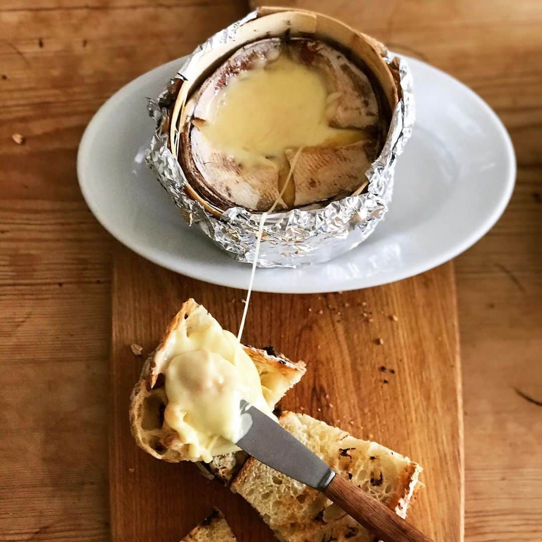 のインスタグラム：「12月と1月のMONT D'OUR 冬が食べ頃のチーズです。 🧀 @mistletoe_tea ☕️🫖さんの イベント経由で、購入した @sundayfromagegift 🧀さんの モンドール。 🧀 12月に購入したのは かためのモンドール。 オーブンで焼いてトロトロに。 自家製パンドロデブにたっぷり塗った。 すごくおいしい。 かためのモンドールもいいなあ。 🧀 ５枚め。 1月に入手したのは 柔らかめのモンドールでした。 そのままでトロトロトロトロ。 🍷🍷🍷🍷🍷乾杯。」