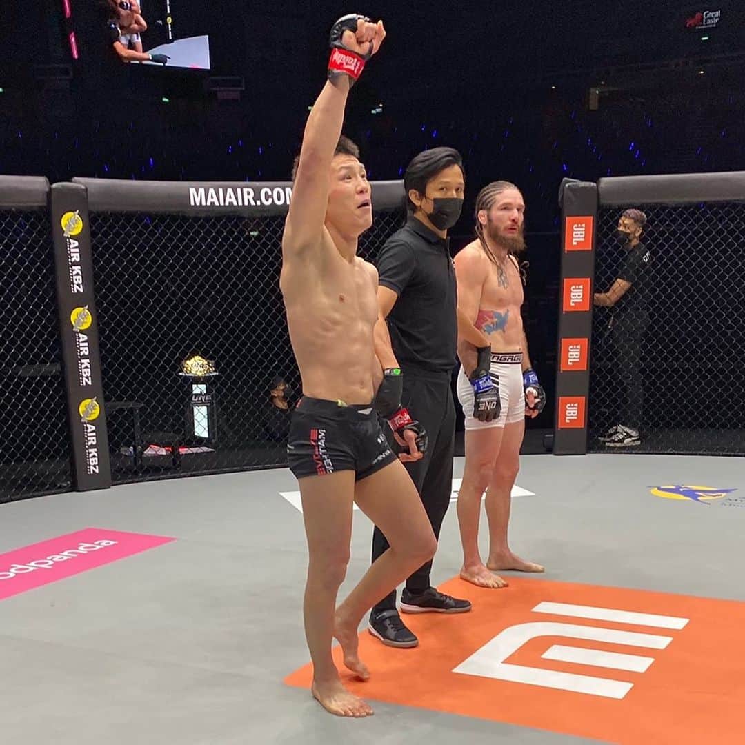 青木真也のインスタグラム：「独りじゃない。#shinyaaoki #青木真也 #格闘技#onechampionship #格闘技」