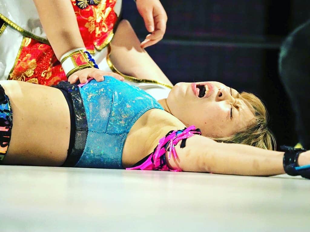のインスタグラム：「Photo by Twitter Thank you  さておき…悲惨な顔の写真ばかりアップされるのはなぜ  ヤラレーヌ  #prowrestling」