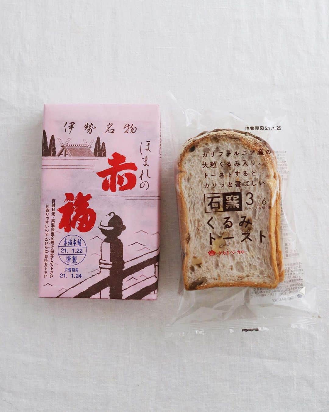 樋口正樹さんのインスタグラム写真 - (樋口正樹Instagram)「Akafuku Toast . 久々の赤福トースト。 やっぱりおいしいー！ . 組み合わせたパンは タカキベーカリーの 石窯くるみトースト。 香ばしく焼くことで 餅とあんのと相性で あんバタトーストに おすすめの一枚です。 @takaki_bakery_official . ちなみにこのパンは 東日本限定ですけど、 伊勢は東、西どっち🤔 . . . #赤福 #赤福トースト #銘菓トースト #伊勢名物 #トースト部 #伊勢 #伊勢神宮 #石窯パン #石窯くるみトースト #タカキベーカリー #パン部 #パンのある生活 #パン部 #パンスタグラム #パン大好き #パン好きな人と繋がりたい #akafuku #takakibakery #toastgram #toastsforall」1月23日 8時20分 - higuccini