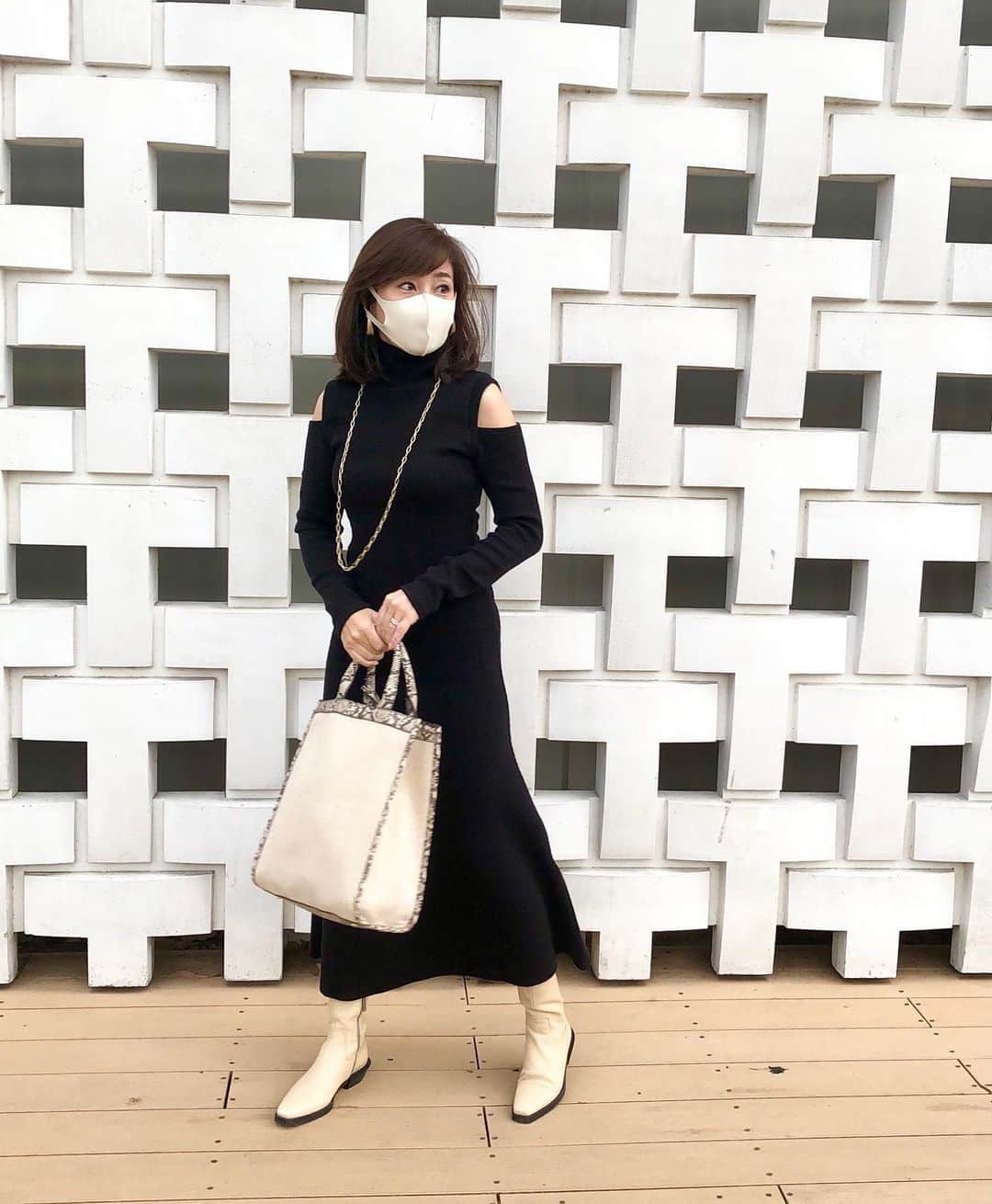 のインスタグラム：「素敵な週末を✨  #Valmuer #valmuer_official #ootd #ブラックコーデ  #ショルダーカットワンピース」