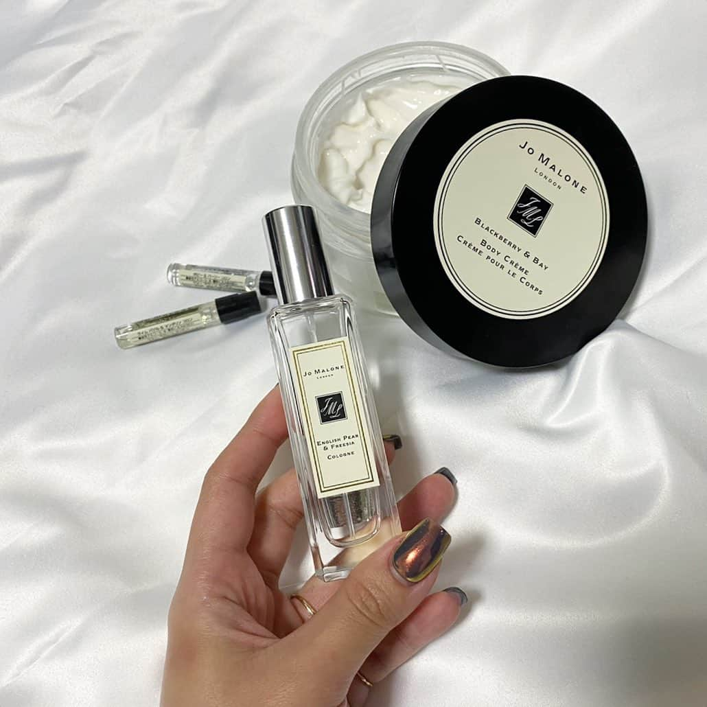 megumi kobayashiさんのインスタグラム写真 - (megumi kobayashiInstagram)「#jomalone のボディクリーム フレグランスはEnglish Pearが一番好きだけど、ボディクリーム単品ならBlack Berry&Bayが好きで、 . 重ねた時に、しつこすぎずしっかり香りが長続きするのでこの組み合わせ👏 . クリームやフレグランスはそれぞれブランドごとに揃えていて、乾燥しまくってる時はまた違うラインを用意しています~  （持ち歩き用は、オマケに頂くミニサイズ愛用） . ちなみにディフューザーなら、ライムバジルが推しです🦋  . 次はdiptyque編します🥳 . #englishpearandfreesia  #blackberryandbay」1月23日 8時17分 - meg_nail