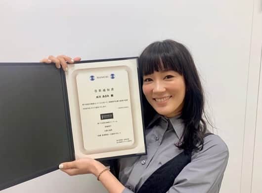 水川あさみさんのインスタグラム写真 - (水川あさみInstagram)「報告させてくださいな🗣 TAMA映画賞、報知映画賞に続き… 昨年の12月にヨコハマ映画賞の主演女優賞 昨日、毎日映画コンクールの女優主演賞をいただきました。 ありがとうございます。 嬉しい。 賞をいただくと、作品と長く関わる事が出来るからこれまた喜びです。  3枚目からの写真は撮影時のチカちゃんと愛しき贅肉達をお届けします🔻笑」1月23日 8時21分 - mizukawa_asami