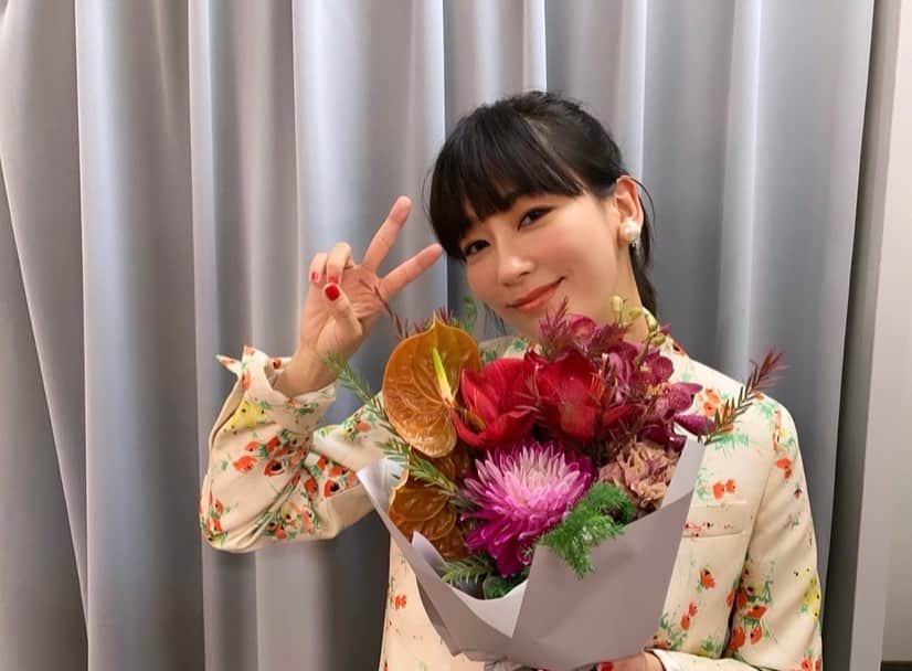 水川あさみのインスタグラム：「報告させてくださいな🗣 TAMA映画賞、報知映画賞に続き… 昨年の12月にヨコハマ映画賞の主演女優賞 昨日、毎日映画コンクールの女優主演賞をいただきました。 ありがとうございます。 嬉しい。 賞をいただくと、作品と長く関わる事が出来るからこれまた喜びです。  3枚目からの写真は撮影時のチカちゃんと愛しき贅肉達をお届けします🔻笑」