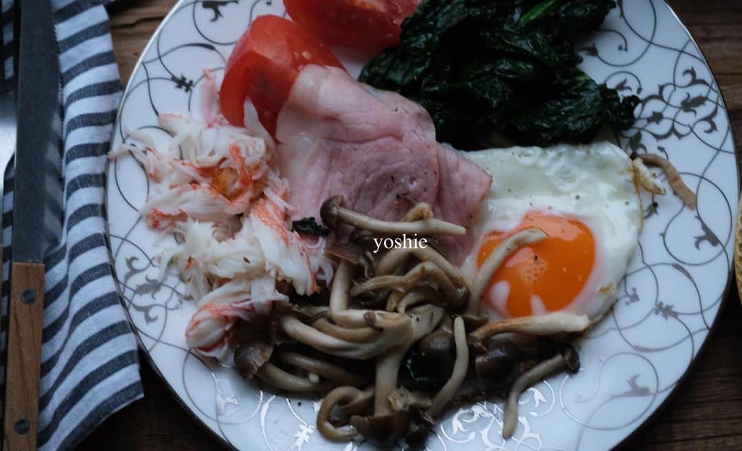 草間淑江さんのインスタグラム写真 - (草間淑江Instagram)「みなさまおはようございます。  １月２３日の朝は、ブロッコリーの葉っぱとしめじとカニかまのソテー、ハムエッグ、パン、いちご。  土曜の朝はパンとコーヒー。  もりもり焼き野菜とハムエッグで寒い朝に温かいものをいただける幸せ。  バターは頂き物。  無塩ですが味がしっかりしていて美味しかったです。  今朝も感謝して。  ごちそうさまでした。  さて、東京は久しぶりに雨予報。  お天気なりに過ごしましょ。  みなさまが素敵な週末になりますように♡     #朝食#土曜の朝#パンとコーヒー#ハムエッグ明日宮野菜のソテー#1いちご#寒い朝に温かいものをいただける幸せ#今朝も感謝して#ごちそうさまでした🙏」1月23日 8時23分 - yoshie_kusama