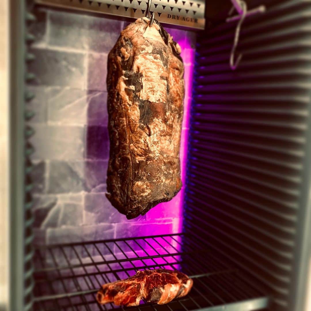 ケリスのインスタグラム：「21 days on the rib-eye slab.. 7 days on the bone in rib-eye.. slowly adding more meat to this wonderful @dryager . Patience is the key. Long way to go. But soooooo worth it!」
