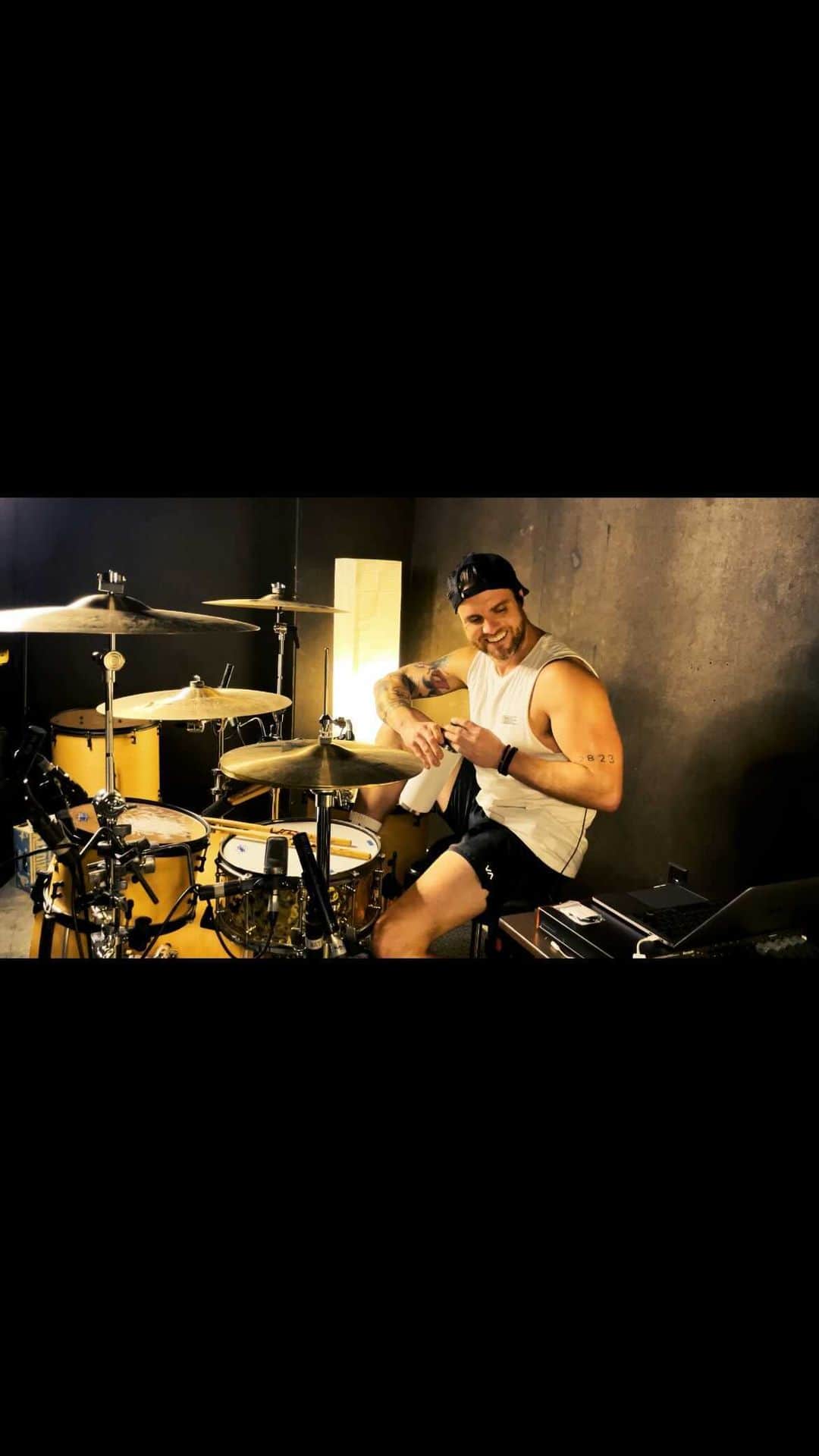 リアン・ドーソンのインスタグラム：「WOW back to back drumming videos real original rian. Whatever it’s friday and I’ve had 3 cold brews and nothing does a better job of representing my heart rate right now than the drumming on this song. hope y’all enjoy, these are so fun and I very much appreciate all the feedback! Shouts always to @sjcdrums @zildjiancompany and @remopercussion  #drums #drummer #drumcover #playthrough #sjcdrums #zildjiancymbals #alltimelow」