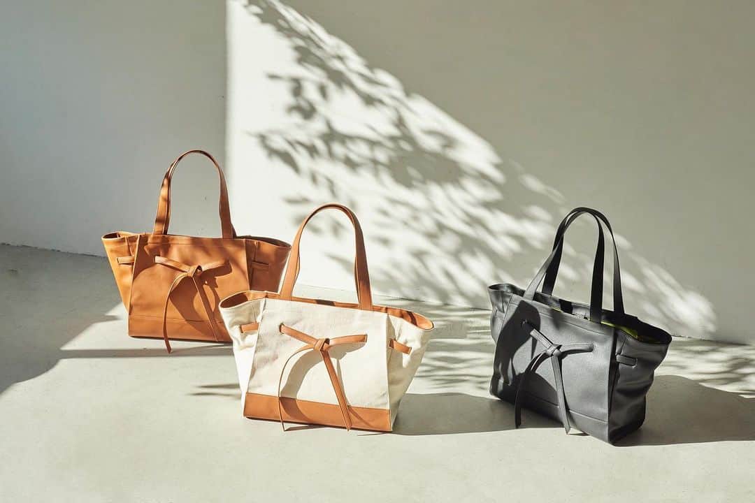 ソンイのインスタグラム：「SWU「MULTIWAY BIG TOTE BAG」 1月26日(火) 21時〜発売開始🖤🤎🤍 @swu__official のwebサイトからご購入いただけます。  子育てや通勤通学など、荷物が多くなりがちなあらゆるシーンに寄り添うバッグというコンセプトで生まれた、A4サイズが楽々入るポーチ付きトートバッグ👜  カラーは ・合皮の「BLACK」「CAMEL」 ・キャンバス×合皮の「IVORY」 の3色展開となります。 内側は全色ピスタチオグリーンです。  女性らしい上品さと高級感のあるデザイン、内側は機能性にとにかく拘りました。  内側はナイロン素材のため扱いやすく、計8つのポケットが装備。  ペットボトル２本が楽々入る大きなポケットから、鍵やアクセサリーを入れられる小さなポケットまで。  付属ポーチはストラップを活用してベビーカーのアームに掛けたり、ストラップを片方だけ残してクラッチバッグとして持つこともでき、 様々な用途でライフスタイルに合わせマルチに活躍してくれます。  【MULTIWAY BIG TOTE BAG】 ・税抜¥17,000 ・今回は受注生産ではなく完成品を既にご用意しておりますのですぐにお手元にお届けされます ・1/26（火）21:00より販売開始  ＜採寸情報＞ ・バッグ横幅（上部の一番長い部分）：58cm ・バッグボディ部分の高さ：32cm ・持ち手の長さ：60cm ・マチの大きさ：底面 16cm×38cm ・ポーチサイズ：20cm×32cm   ＜重さ＞ ・IVORY：780g ・BLACK/CAMEL：820g」
