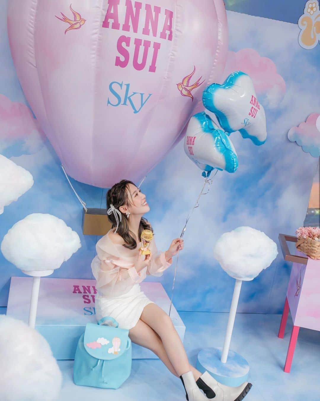 のインスタグラム：「週末好去處✨✨ ✨ANNA SUI綺幻飛行快閃活動 2021 @annasui 以熱氣球為靈感，啟發每個女孩心中的魔法、相信自己的堅強意志將美夢成真 剛好這兩天是高中生的學測大考（我妹也正在考試呢）在這鼓勵大家未來不管結果如何都別被現實挫折打倒～努力追求最初的夢想💪🏻  這次的夢幻熱氣球香水是我愛的果香調  前調為水梨、中調有花香 後調超特別！是爆米花香！！加在香水裡完全不違和，有種甜甜的療癒感令人想咬一口  喜歡甜味的女孩別錯過  快閃活動已經開跑，僅剩1/23、1/24兩天！ 現場不只可以拍美照、只要買香水就能擁有真心好吃的焦糖爆米花🍿️跟雲朵氣球 這次還有超多限定優惠非常划算 買香水還能享有可愛的雲朵限定包包 以及購買ANNA SUI商品滿3000  就可以獲得安娜花園香頌隨身瓶15mlx2 不要猶豫趕快去忠孝SOGO一樓打卡拍玩一波吧！  #Annasuisky #Annasui綺幻飛行淡香水  #outfits 衣裙 @spotlight_korea」