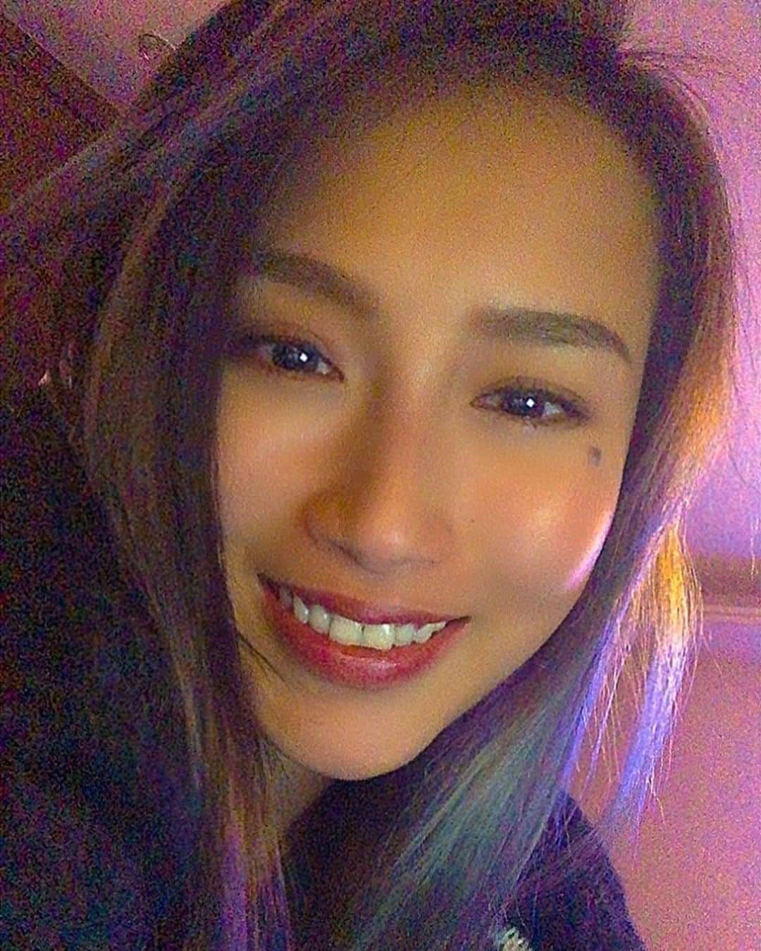 安柏兒のインスタグラム：「昨晚又做了一個極度發洩的夢 在夢裡我對著所有親近的人發洩平時累積的崩潰 撕裂型大吼大叫的那種 叫到沒聲音 叫到臉都歪了   還好是夢呢 起來都飆汗了 ～  不過發洩完真的很爽 （平時憋太久？  𝐁𝐭𝐰想找一張照片發很困難耶，超少自拍🥲  真懷念剛開始經營的時候想發什麼就發什麼的熱情  請讓我慢慢找回不被現實綁架的自己✌🏾  #冷光美白就是要露齒笑 😁」