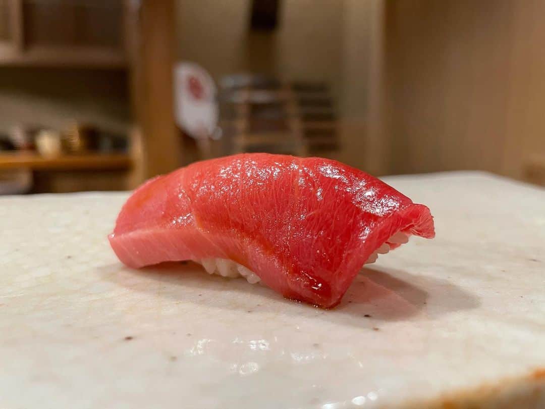 田母神智子のインスタグラム：「そう言えば今年初お寿司は天本さんでした✌️✨ 最高な寿司初めだーー😆‼️ @masamichiamamoto  ありがとうございました💕  そして誘ってくれた @joji_good ありがとう🤩❗️  #天本 #寿司初め」
