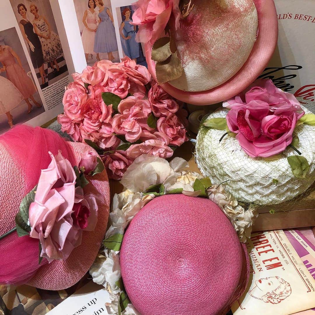NUTTY Vintage&Collectibleのインスタグラム：「💐Formal Fair 2021💐  "hair arrenge with vintage headdress"  卒業式や入学式、お祝いごとのヘアメイクに ヴィンテージヘッドドレスを取り入れてみてはいかがでしょう＊  クラシカルにも現代的なヘアアレンジにも似合う、 ヴィンテージヘッドドレススタイルのご提案です。  @nutty_wedding にて それぞれのヘアアレンジの詳細をご覧いただけますので 是非ご覧下さいませ🌹  hair : @soheechun  style : @nutty_minami  item : @nutty_vintage」