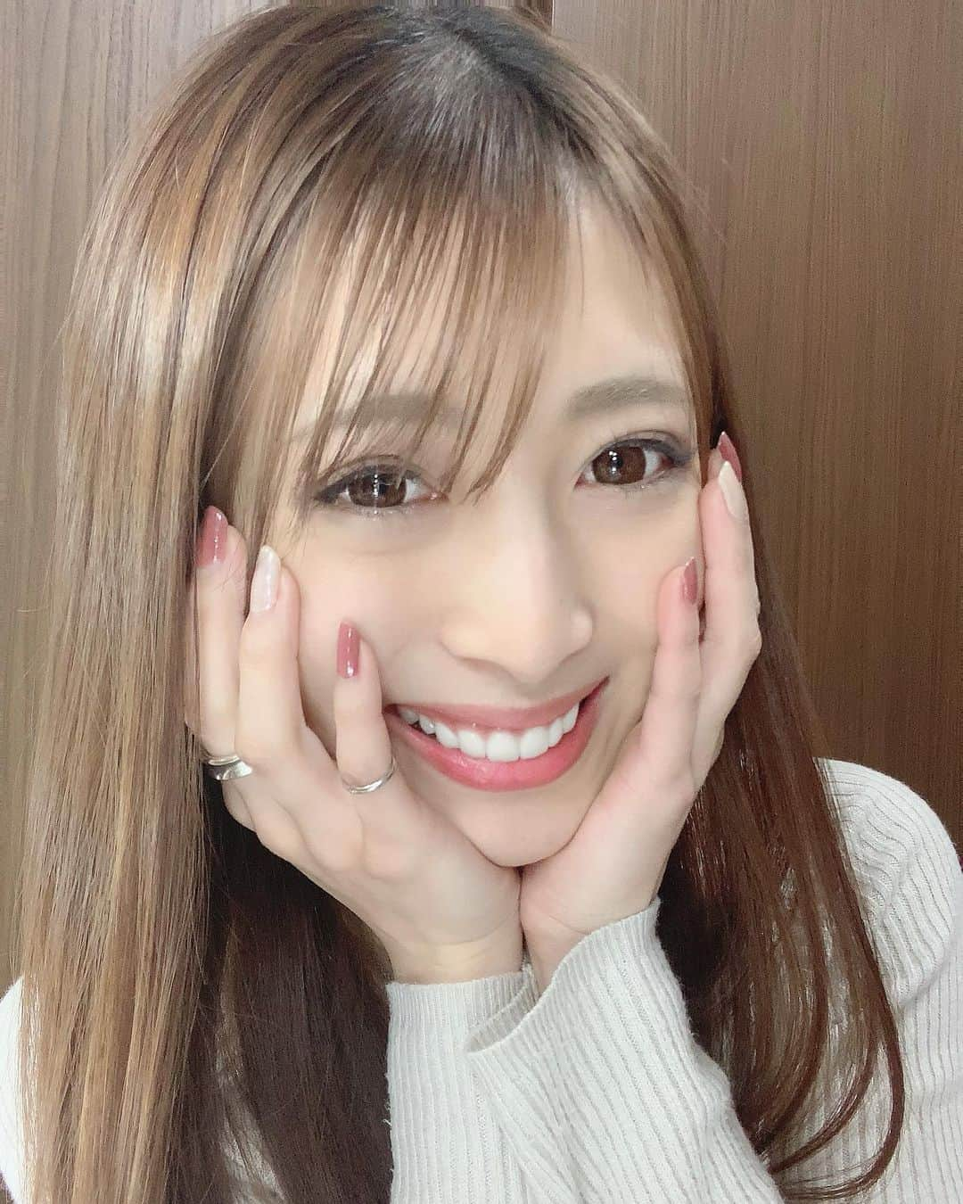 宇野栞菜（阿部栞菜）さんのインスタグラム写真 - (宇野栞菜（阿部栞菜）Instagram)「みなさんおはようございまーす😋 いいネイルの色ないかなぁ🤔💓  #おはようございます  #goodmorning  #早安 #ネイル  #ネイルカラー  #ピンクネイル  #好きな色は  #nail  #nailcolor  #指甲顏色  #指甲顏色好美」1月23日 8時36分 - kanna_uno