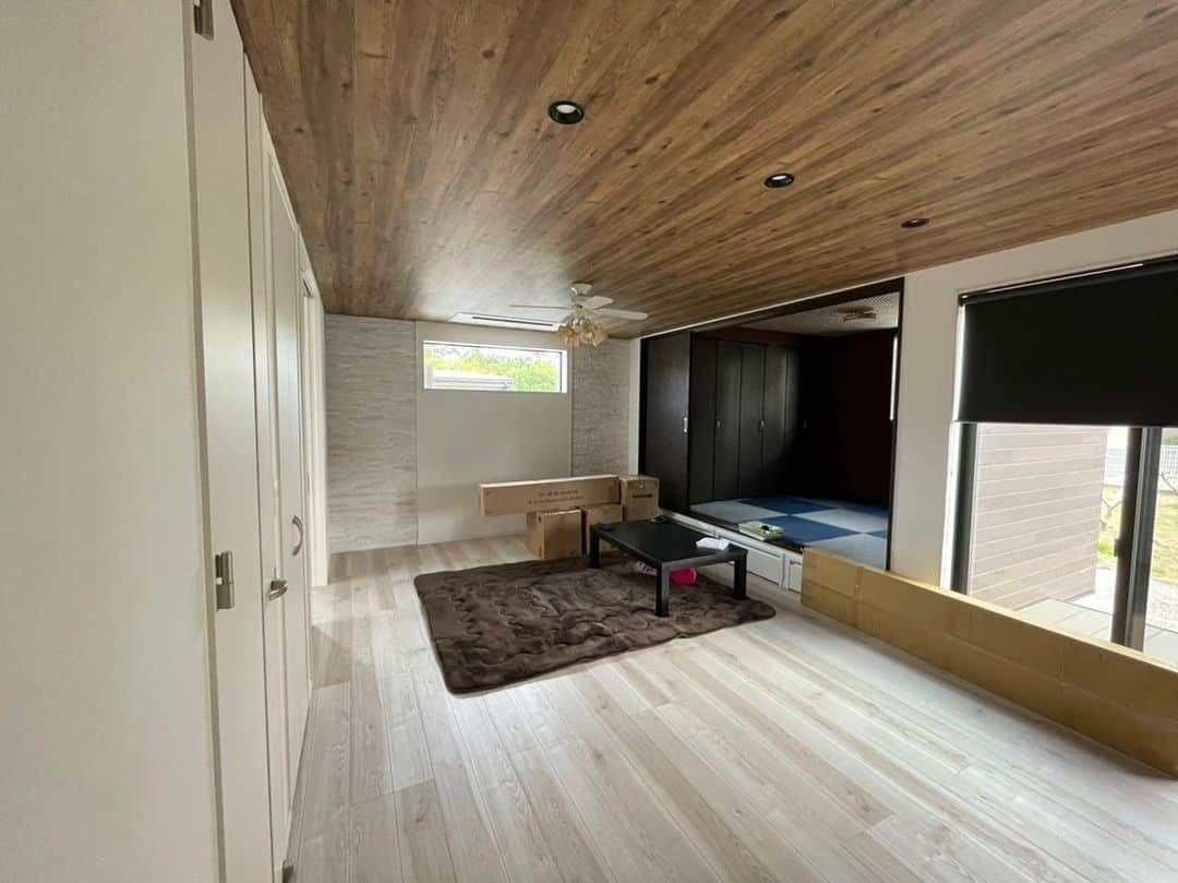 ヒヨシケンセツのインスタグラム：「朝から連続投稿ーーー‼︎ このお家の投稿は これで最後です(*´∀｀*) ✳︎ #ジブンハウスhiyoshi18棟目 #ジブンハウスhiyoshiエディション ✳︎ リビングのお写真〜♡♡♡ アクセントクロスや天井、装飾など… たくさんのこだわりのあるお家♡ 素敵なお家づくりのお手伝いができた事 スタッフ一同嬉しく思います‼︎ これからも末長く よろしくお願い致しますね‼︎ ✳︎ ✳︎ #島根 #益田 #益田市 #工務店 #陽吉建設 #ヒヨシケンセツ #注文住宅 #FPの家 #高気密高断熱 #ジブンハウス #ジブンハウスhiyoshi #新築 #マイホーム #家づくり #家はスマホで買う時代 #デザイン #オシャレ #間取り#暮らしを楽しむ #収納 #断熱材 #現場 #完成見学会 #アクセントクロス #内装 #丁寧な暮らし #快適な暮らし #シンプルホーム」