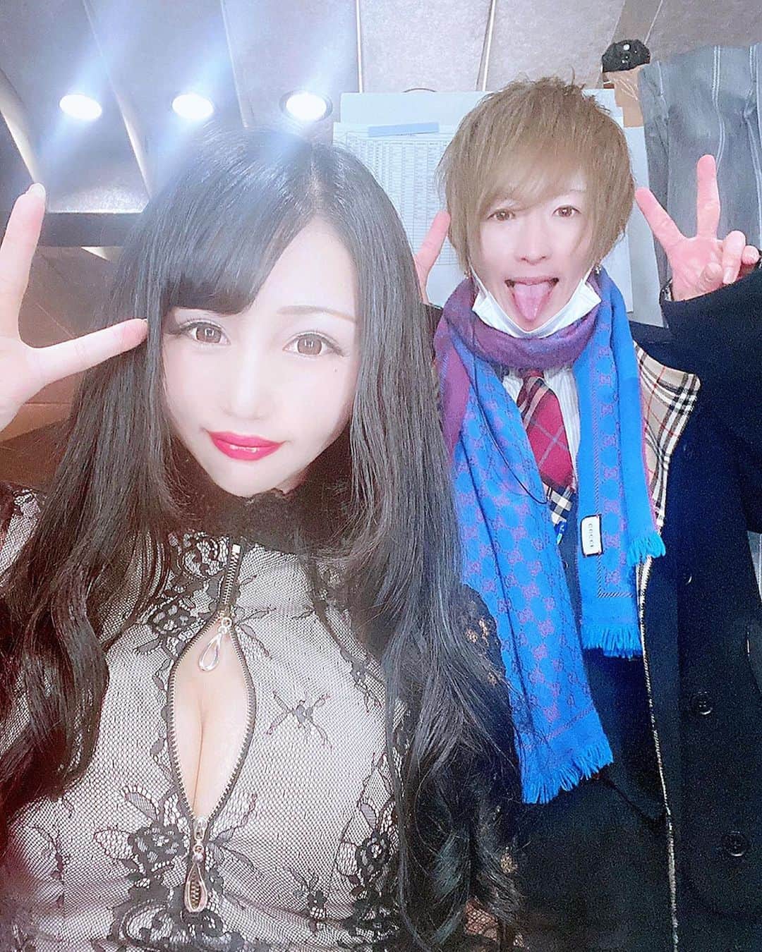 向日葵めいさんのインスタグラム写真 - (向日葵めいInstagram)「#👗#✌️#😝#✨  佐藤さんと✮✮  #本日出勤です#祇園#祇をん#夜華#クラブ#ニュークラブ#キャバクラ#キャバ嬢#ローブドフルール#robedefleurs #ローブドフルールグロッシー#robedefleursglossy」1月23日 8時32分 - yoka_himawarimei