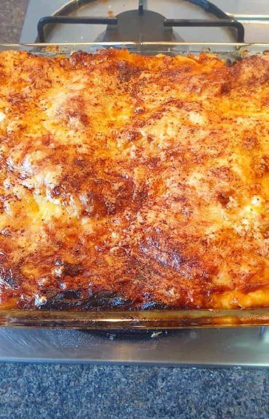 Cesar Gonzalez Cocineroのインスタグラム：「Ingredientes:   Bechamel: 2 cdas de Mantequilla  ½ Cebolla picada 2 dientes de Ajo machacados ¼ cdta de Nuez moscada  50 g de Queso Parmesano rallado 100 g de Queso Mozzarella rallado Aceite de Oliva Sal Pimienta  Salsa de Carne: ½ Kg de Carne Molida 2 Chuletas de Cerdo Ahumadas bien picadas 500 g de Tomates en lata, al natural, licuados 2 cdas de Mantequilla 2 cdas de Aceite de Oliva 1 y ½ Cebolla grande, picada  2 dientes de Ajo machacados 1 Pimentón picado 1 Ají dulce picado 1 cda de Salsa Inglesa Sal Pimienta  Al agregar el Tomate de mezcla bien y se cocina 30 minutos.  - Armado del Pasticho:  Para 8 porciones (verán solo 4, es que las otras 4 lo preparé de Berenjena).  1 paquete de Pasta (hojas, láminas) para Pasticho/Lasagna de 250 g (directo al horno) 200 g de Queso Mozzarella rallado  150 g de Queso Parmesano rallado Salsa de Carne Salsa Bechamel Mantequilla  Horneado: 45 minutos a 200 °C/400 °F  IMPORTANTE: dejarlo reposar 15 minutos antes de servir o va a estar sin compactar.  Me muestran cómo les quedó mencionandome como @co_cinero @cesarcocinero en sus historias 😁.」
