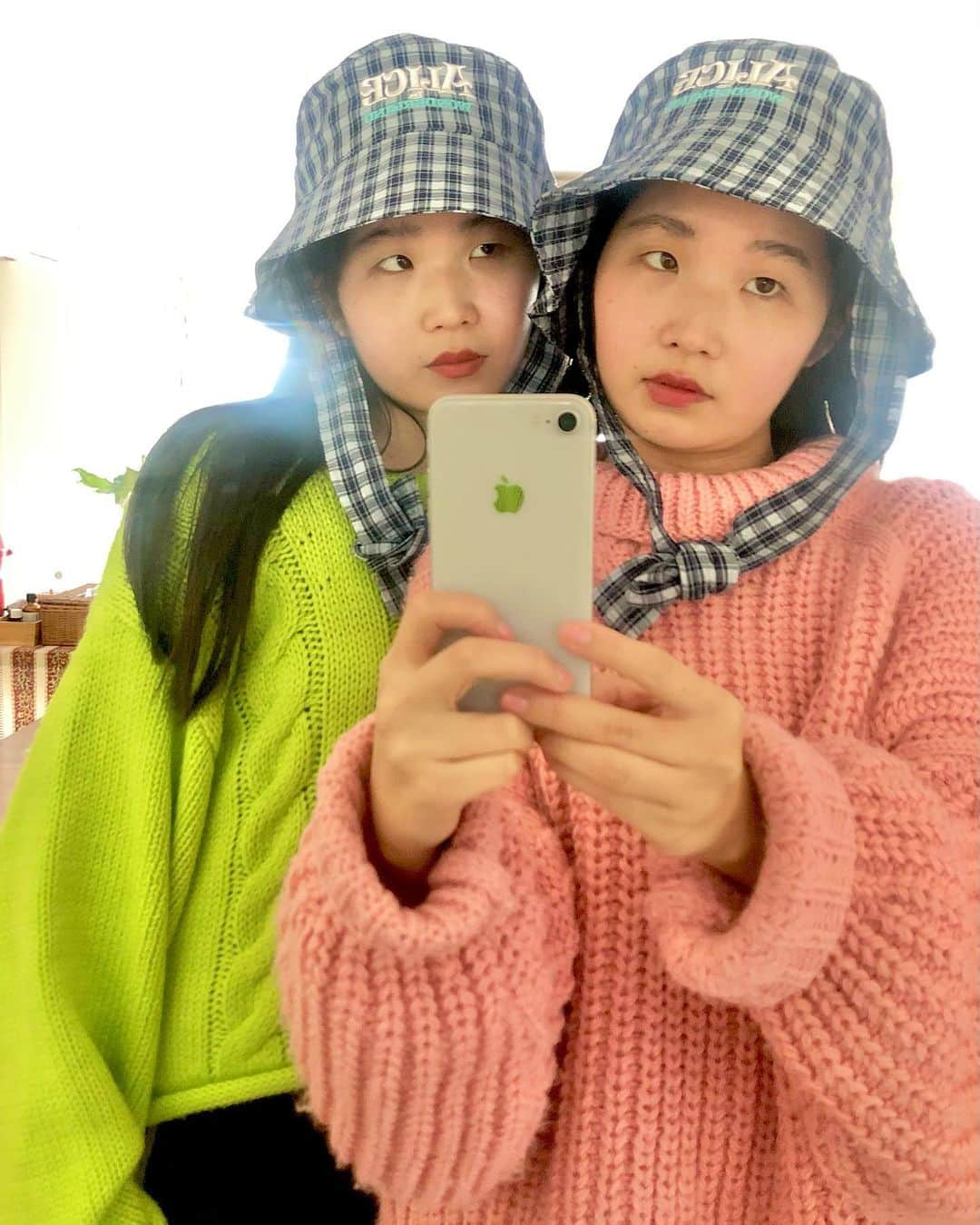 マナさんのインスタグラム写真 - (マナInstagram)「Funnyな帽子🧢💟🤍⭐︎⭐︎💟💟🤍  #双子コーデ #双子 #twins #twinscode #twinstagram #chai  #chaiband #complex #neokawaii」1月23日 8時35分 - chaimanakana3333