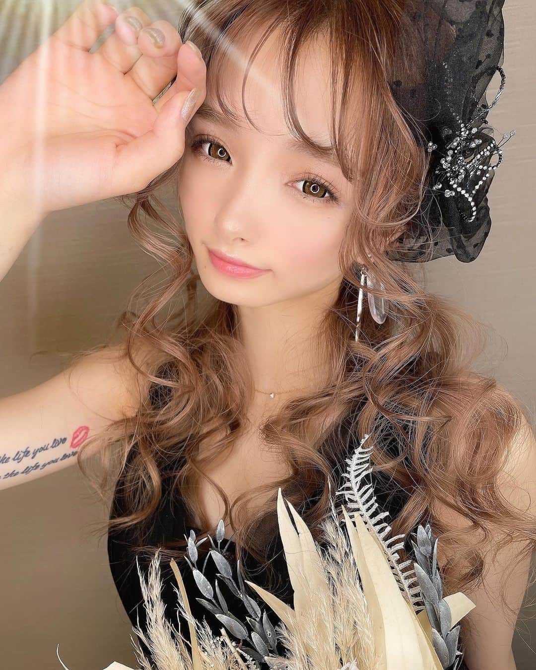 堀井大輔のインスタグラム：「・ ・ 週末ご予約とりづらくなってます‪✂︎‬ ・ 早めのご予約よろしくお願いします🙇‍♂️ ・ ・ 𝑚𝑜𝑑𝑒𝑙 @kanna_2015  ℎ𝑎𝑖𝑟/𝑝ℎ𝑜𝑡𝑜 @daisuke_5511  ℎ𝑎𝑖𝑟 𝑎𝑐𝑐𝑒𝑠𝑠𝑜𝑟𝑦 @laralaura73  𝑒𝑎𝑟𝑟𝑖𝑛𝑔 @mari_ca27  𝑏𝑜𝑢𝑞𝑢𝑒𝑡 @jewel_flower_antique  ・ ・ #クラウンヘアー#天白区#名古屋 #名古屋美容師 #美容師 #ヘアセット#セット#ヘアアレンジ #プレ花嫁 #作品撮り #ウェディングドレス #ホリーマジック #ホリージョ撮影 #ホリージョ #2021秋婚 #2021春婚 #2021夏婚 #全国のプレ花嫁さんと繋がりたい #ウェディングニュース #コテ巻き #巻き髪 #ゼクシィ2021 #アップスタイル #まとめ髪 #おだんご #編みおろし #Dressy花嫁 #プラコレ ￼ 	◦」