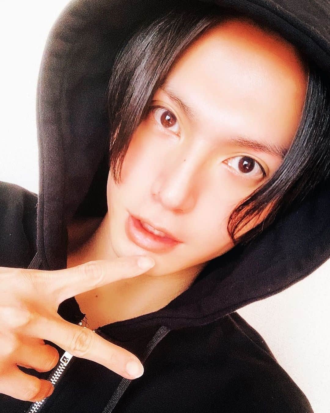 友常勇気さんのインスタグラム写真 - (友常勇気Instagram)「Good morning😆✨✨ It is very cold today in Tokyo🥶❄️ I prefer summer although I was born in winter.lol I'll do my best today╰(*´□`*)╯ #東京 #今日はめちゃくちゃ寒い #冬生まれだけど夏が好き  #勇者セイヤン #本日折り返し #友常勇気 #ベストを尽くす 夜は雪になるようなので、 外に出る時は温かくしてね☺️💕」1月23日 8時43分 - yuki_tomotsune