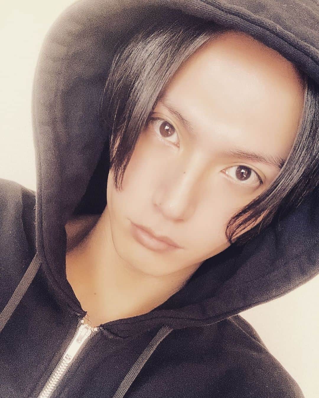 友常勇気のインスタグラム：「Good morning😆✨✨ It is very cold today in Tokyo🥶❄️ I prefer summer although I was born in winter.lol I'll do my best today╰(*´□`*)╯ #東京 #今日はめちゃくちゃ寒い #冬生まれだけど夏が好き  #勇者セイヤン #本日折り返し #友常勇気 #ベストを尽くす 夜は雪になるようなので、 外に出る時は温かくしてね☺️💕」
