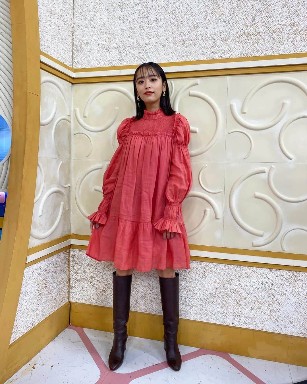 近藤千尋のインスタグラム：「まるっと！サタデー 生放送ありがとうございました♥️📺  今日はお天気が悪いので 元気の出る大人ピンクの衣装👏  パパとバトンタッチ👨して 子供達とステイホーム🏠です！ 都内でも、雪が降るみたいだね⛄️❄️  ワンピース @seanewyork   ピアス @do_la.official   リング @__ripsalis__   ブーツ @dianashoespress」