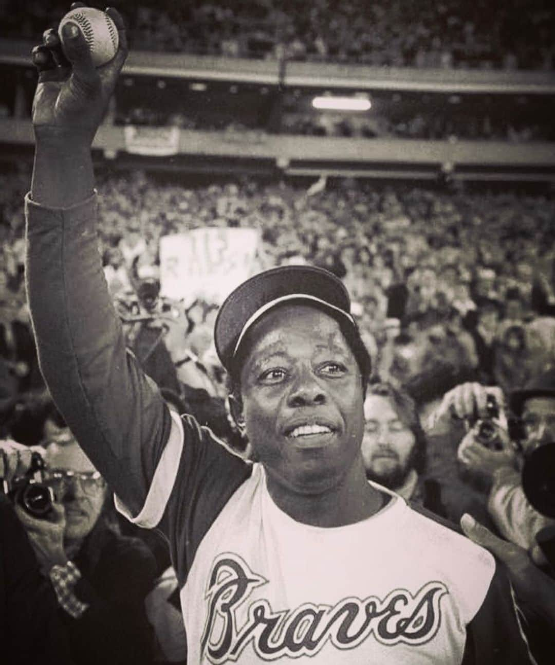 ジェイミー・フォックスさんのインスタグラム写真 - (ジェイミー・フォックスInstagram)「As a young man watching Hank Aaron he inspired me beyond belief beyond the baseball field ...the  records he broke in Major League Baseball  was a symbol to me that anything is possible!! Although it is a sad day I celebrate him and all that he accomplished.... He is gone but never ever forgotten... Rest in Power  Hank」1月23日 8時52分 - iamjamiefoxx