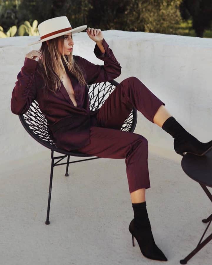 のインスタグラム：「Let's talk about sets. // @andicsinger sitting pretty in our Samille Blazer & Kodie Pant #LiveInIt」