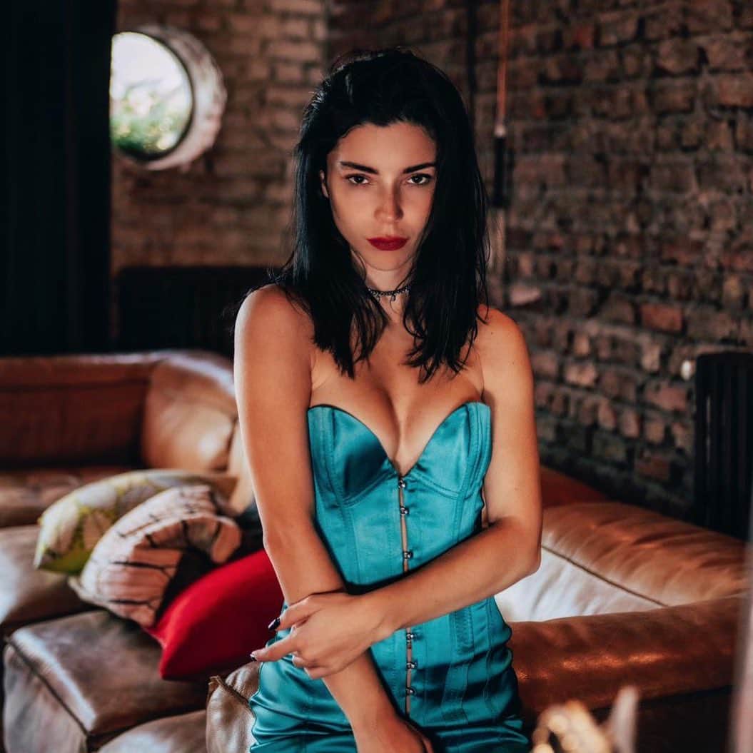 Merve Boluğurのインスタグラム：「🎤 gelmekte olan」