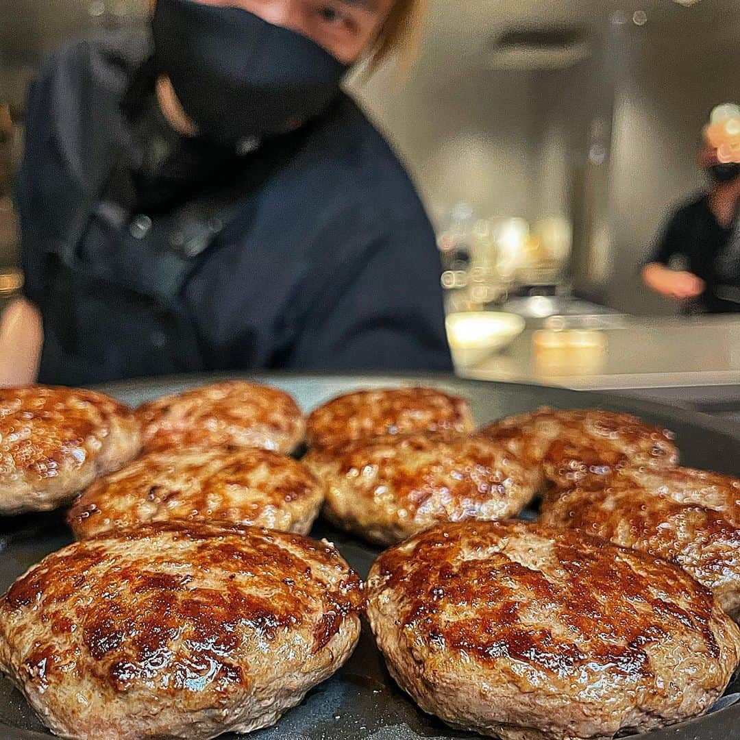 堀江貴文さんのインスタグラム写真 - (堀江貴文Instagram)「#wagyu #wagyumafia #hamburger # goodmorning #breakfast #不定期開催WAGYUMAFIAの朝ごはん #美味しくないわけがない #夕食 #料理 #美味しい #ごはん  #food #foodlovers #foodie  #delicious #foodoftheday #foodgasm  #yum #yummy #tasty #eat #eating #hungry #foodpics #fresh #tasty #eating #foodpic #instafood https://wagyumafia.official.ec/items/38759490」1月23日 9時05分 - takapon_jp