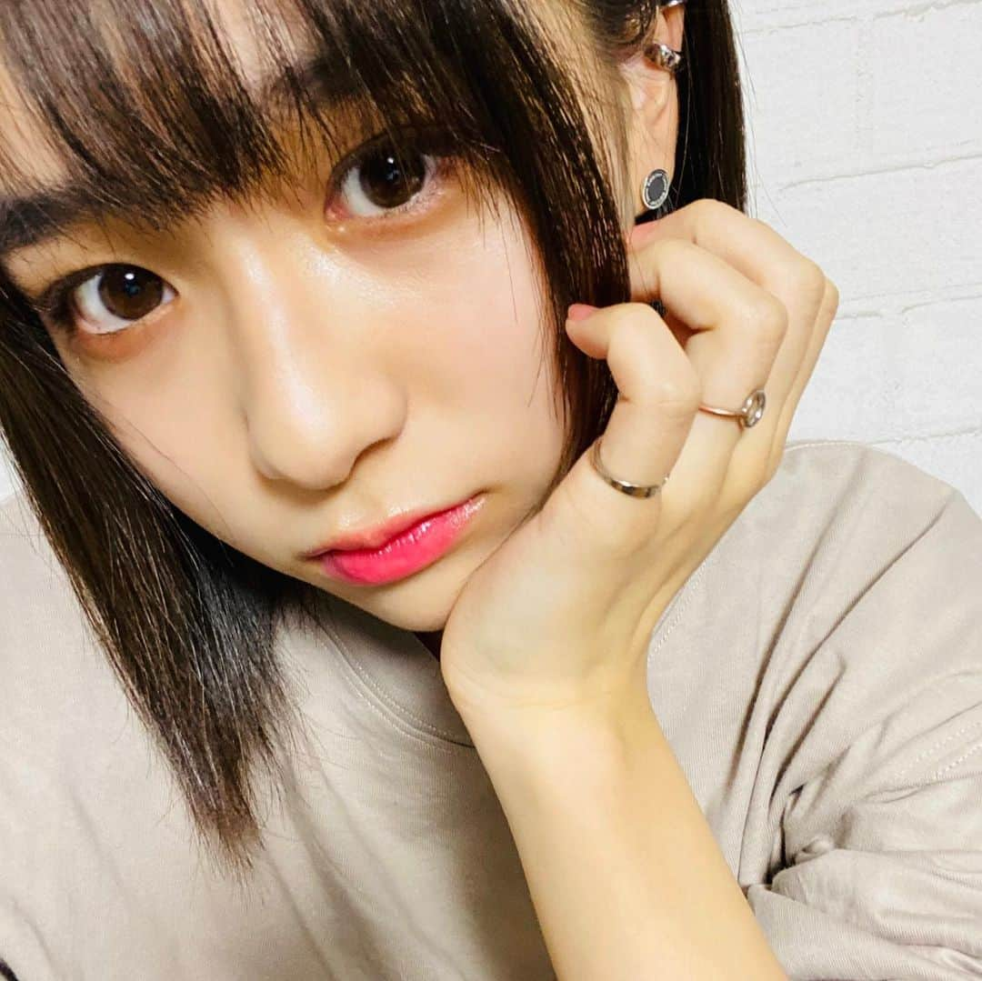 佐藤ひなたさんのインスタグラム写真 - (佐藤ひなたInstagram)「・ ・ おはようでやんすっ  昨日はちょっと暖かかったね( ¨̮ )♡  今日は久しぶりの雨&寒い。。。  最近は寒かったり暖かかったりで 気温差が凄いね( ᵒ̴̶̷᷄꒳ᵒ̴̶̷᷅ )ﾋﾟｴﾝ  暖かいのは嬉しいけど寒いのは… 暑いのも嫌だけど‼︎  みんなはどの季節が好きかな⁈  最近ひなは ちょっと甘めカフェオレにハマってるよ❤︎  おうちでは VILLSHANAさんの 『caffè e llatte』がよく流れてる♪  #GU #playboy #カフェオレ みたいな色 #かわいい #お気に入り (๑ ́ᄇ`๑) #ロゴ 写ってないけど #ロゴT #顔アップ #ドアップ  #アップ #画面 #いっぱい の #顔 (･          ∀          ･) #ボブ #前髪 #メイク #メイク #アクセ #caffèellatte #カフェラテ ♪#VILLSHANA さん #佐藤ひなた #ひな #ひなdays」1月23日 9時07分 - hinata_sato_official