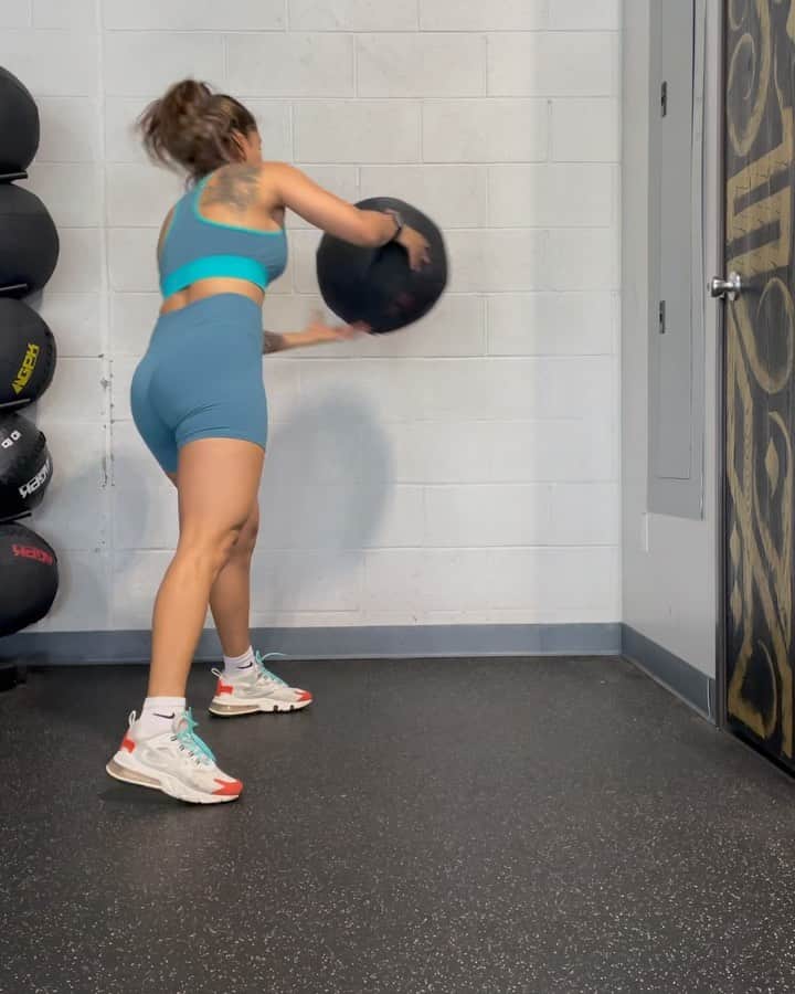 Tianna Gregoryのインスタグラム：「Some of today’s upper body and ab workouts I did! I started my new workout plan and diet on Monday. I can’t wait to share with my results with you guys.  Wearing @iamnewd」