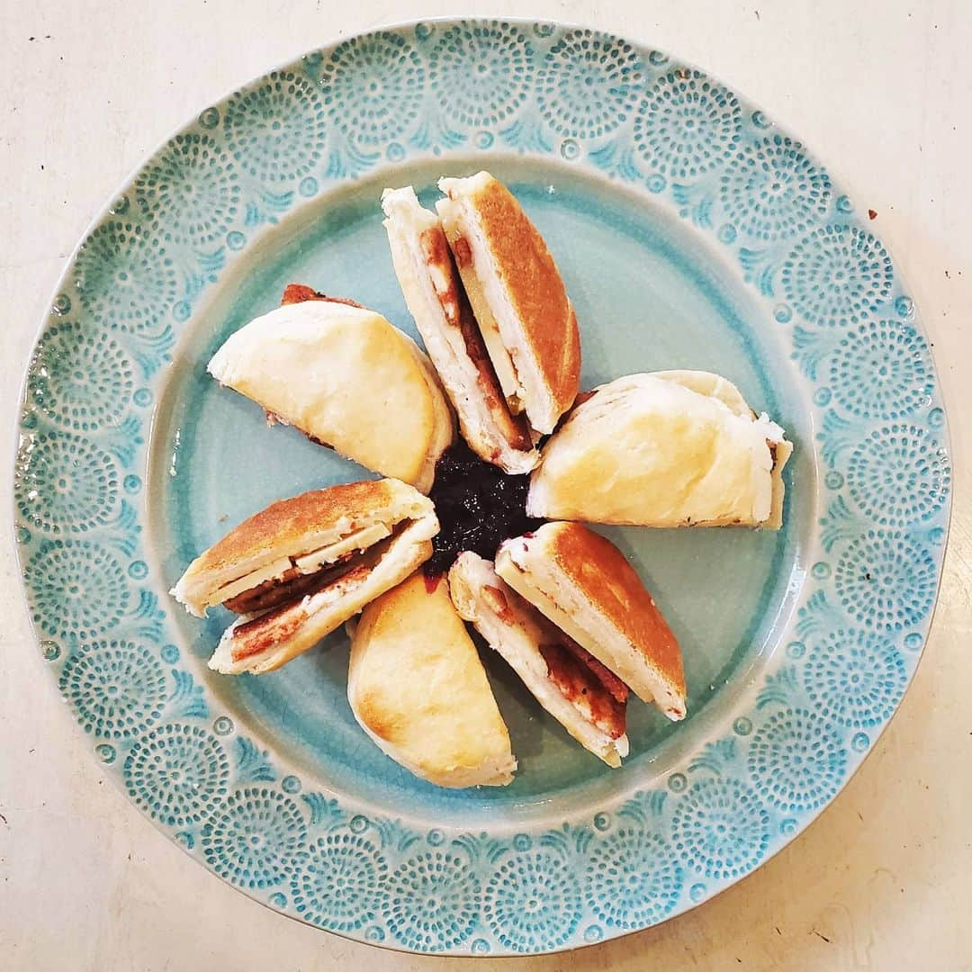 ガソリングラマーさんのインスタグラム写真 - (ガソリングラマーInstagram)「PLANT BASED BACON PEPPER JACK CHEESE MARIONBERRY JAM FLAKY BISCUIT SANDWICH #GASOLINEKITCHEN 🥐🧀🌶🥓🧈🌿 @immaculatebaking organic flaky #biscuits  @miyokoscreamery #oatmilk #butter #pepperjack #cheese #vegancheese #VEGANBUTTER  @thrillingfoods #bacon #veganbacon  @spreadthelove #marionberry jam  #vegan #veganfood #whatveganseat #plantbased #vegetarian #VEGANGOOD #vegansofig #veganfoodie #foodie #plantbased #plantbasedfood #plantbasedfoodie @gasolineglamour #gasolineglamour  @gtfoitsvegan  #gtfoitsvegan」1月23日 9時10分 - gasolineglamour