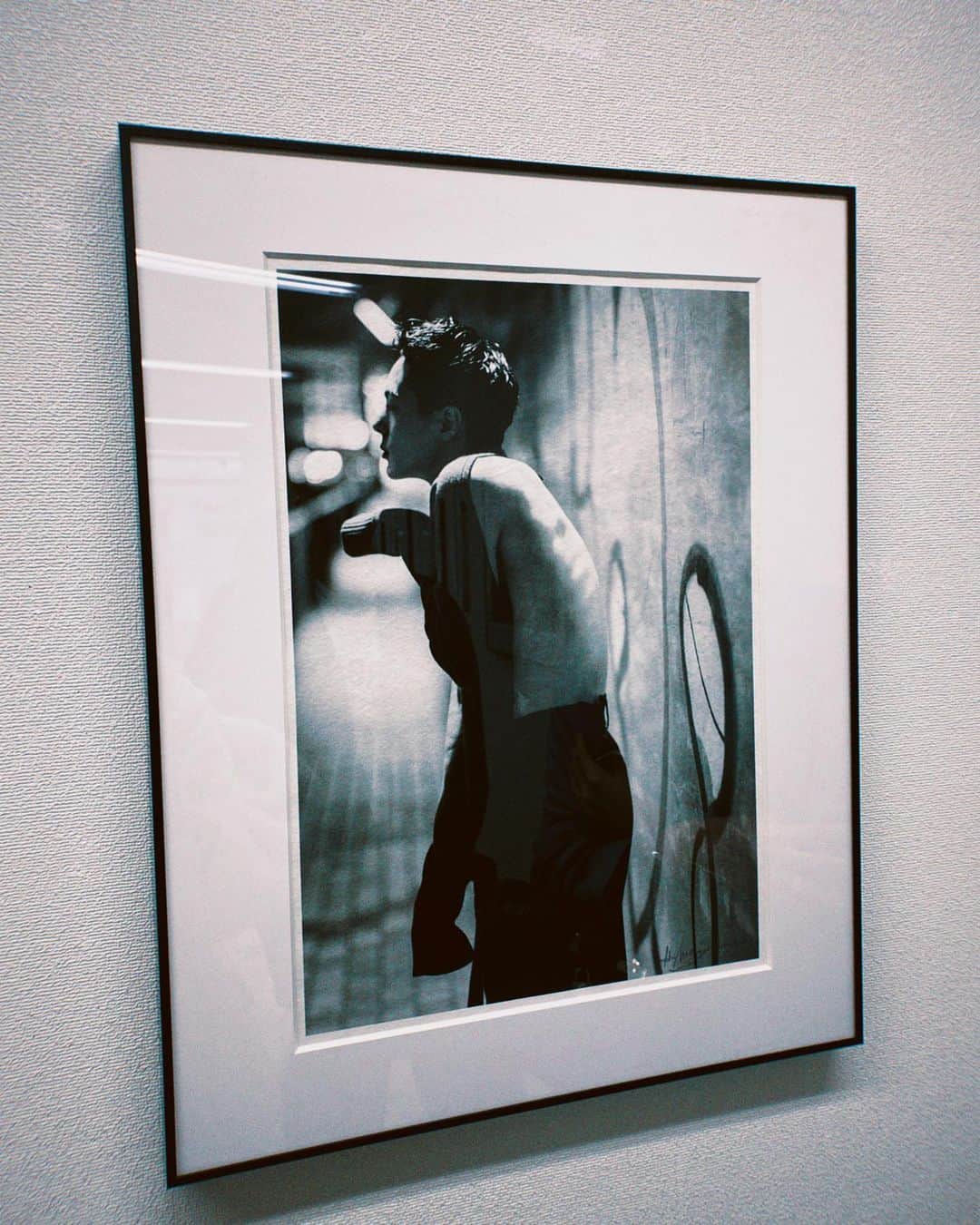 藤田敦子のインスタグラム：「ㅤ @hidemaimai  @takuma_iwasaki  写真展"sign" 明日まで神保町画廊にて。 ㅤ 超素敵だった。 正直めちゃくちゃ欲しいのあった✨ ㅤ ナオミくんのアートもピックしに行かないとやなー。 いろんな作品増えてきて嬉しいなぁ❤️」