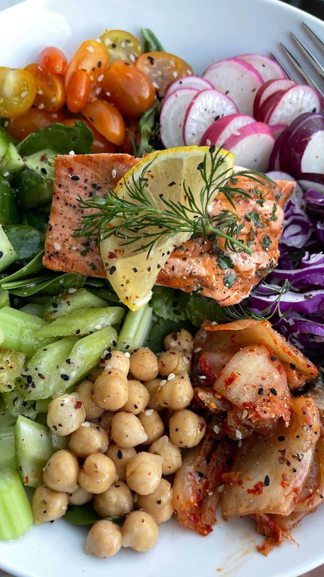 のインスタグラム：「Watch as I satisfy my junk food cravings with creative and healthy workarounds.」