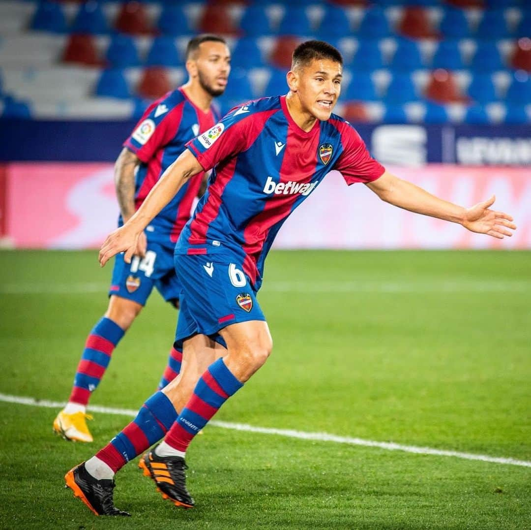 オスカル・デュアルテのインスタグラム：「Siempre es importante sumar, ➕1️⃣ @levanteud 🐸 trabajaremos más fuerte para lo que viene 💪🏼💪🏼!!   @morales19jose felicidades capi por los 2️⃣0️⃣0️⃣ partidos en @laliga」