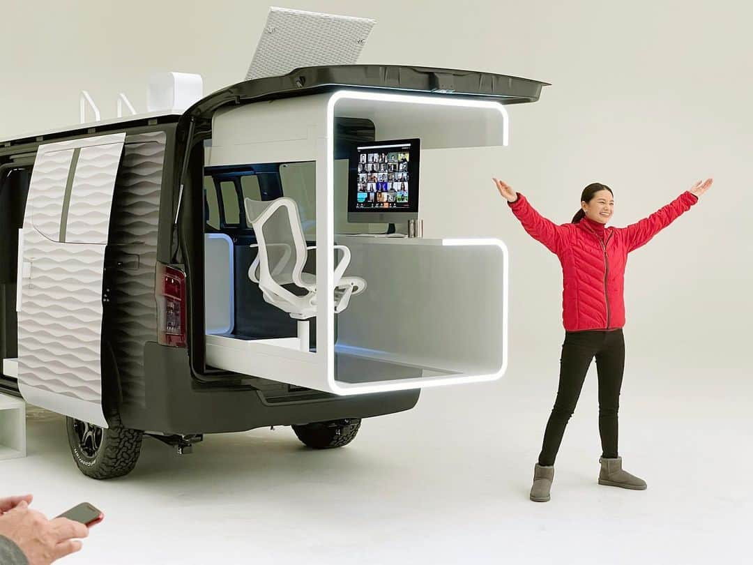 斉藤翠さんのインスタグラム写真 - (斉藤翠Instagram)「現在、公開されているNISSAN【NV350 CARAVAN 】OFFICE POD CONCEPTのCMに出演させて頂いています！ 近未来的な造りに現場ですごく驚いたので、是非ぜひ動画で見てみてほしいです☺️ ・ ・ https://youtu.be/qSyMUr7cRXg  ・ ・ 2枚目はオフショット📸 今回の車両「プレミアムGX」 Gはクルマの造形で表現していて、私はXを表現しています！ ・ ・ #nissan #nissannv350」1月23日 9時19分 - midori_sss