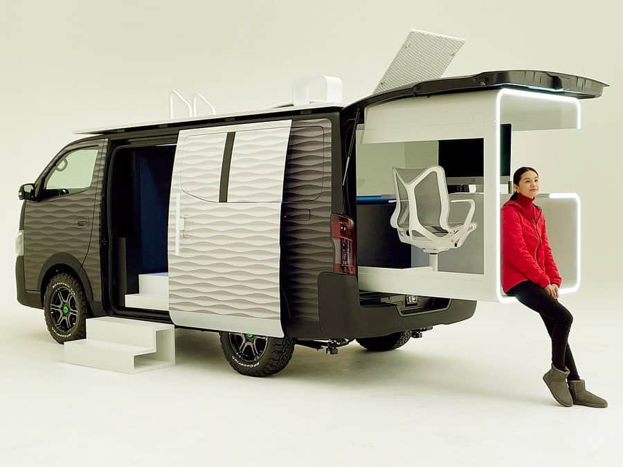 斉藤翠のインスタグラム：「現在、公開されているNISSAN【NV350 CARAVAN 】OFFICE POD CONCEPTのCMに出演させて頂いています！ 近未来的な造りに現場ですごく驚いたので、是非ぜひ動画で見てみてほしいです☺️ ・ ・ https://youtu.be/qSyMUr7cRXg  ・ ・ 2枚目はオフショット📸 今回の車両「プレミアムGX」 Gはクルマの造形で表現していて、私はXを表現しています！ ・ ・ #nissan #nissannv350」