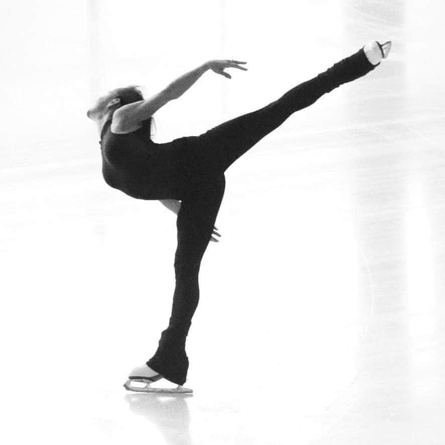 リュボーフィ・イリュシェチキナさんのインスタグラム写真 - (リュボーフィ・イリュシェチキナInstagram)「I'm thrilled to participate in the series of web-based educational opportunities for figure skaters and coaches created by @skateontario !  Figure skating is a visual sport. Our poses, extensions, presentation form the image of a skater and play a big role in the overall score. Therefore I chose ballet as a theme for my lesson.  In my early development I did 7+ years of the ballet bar as a part of my off-ice preparation. I am a big believer, it is essential and I'm excited to introduce the basics of the ballet to the #SkateOntario skaters and coaches!  Please, find more information here:  https://skateontario.org/coach-skater-educational-opportunities-series-february-sessions-announced/   See you  February 17, at 4pm ET! Stay tuned!   @skate_canada  @gameplancanada @jackson.ultima @skateontario   #skating #figureskating #mindset #workout #ballet #loveskating #coach #cosching #presentation」1月23日 9時27分 - lubov_ilyushechkina