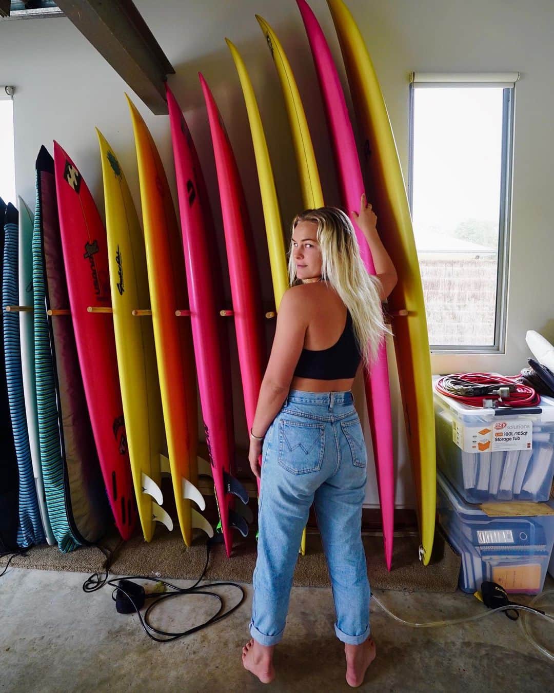 フェリシティー・パルマティアーのインスタグラム：「A few watermelons 🍉 and bananas 🍌」