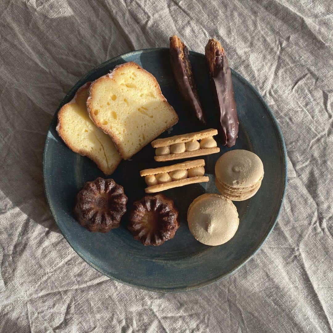 松本ゆいさんのインスタグラム写真 - (松本ゆいInstagram)「ずっと気になってた 石崎シェフのお菓子をお取り寄せ👨‍🍳 #神7BOX 届いてすぐバターサンド食べちゃった🤤笑 美味しかった♡ 冷凍だから少しずつ食べれるけど なくなるの寂しい🥺笑 #神ルフィーユ#お取り寄せ#お取り寄せスイーツ#焼き菓子#スイーツ#sweets#stayhome」1月23日 9時31分 - yui_m106