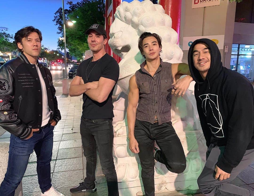 ルーディ・リンさんのインスタグラム写真 - (ルーディ・リンInstagram)「Chinatown Adelaide- Night 2019 The boys are on a stroll after a familiar meal in a familiar setting.  (Here’s a snippet of their conversation.)  Boy 1: “Look, a stone lion!” The boyz automatically file into earth shattering fight poses. (Pic1)  Boy 2: Now do one where we actually try. Everyone know EXACTLY what to do. (Pic2)  Boy 3: Now, Young and Dangerous style. (Pic3)  Boy 4: Yo. I need some Pocky, aloe drink and Vitasoy. Think some store’ll have that?  Deadpan look from everyone else. (Every store in Chinatown has that)  Asian Grocery Store - Interior Shelves filled with Pocky, aloe drink and Vitasoy.  Clerk: OMG! Are you guys an asian boy group? Boy 1: Do we get a discount if we are? Clerk: Can I get a picture?  The boys file into their poses immediately.  Clerk: What are you called? Boy 1,2,3,4: Errrr...The MKBz???!!!  Fact: An album cover was made by a MK Krew member for the MKBz the following day after the picture blew up on the internet.  Fact: a fan letter later received said. “That was my aunty’s grocery store! Why didn’t I work that day?!”  Fact: The MKBz later picked up additional members. Their legend continues...  #flawlessfriday #mkbz #mortalkombatmovie #mortalkombat #squadgoals #mksquad」1月23日 9時32分 - ludilin